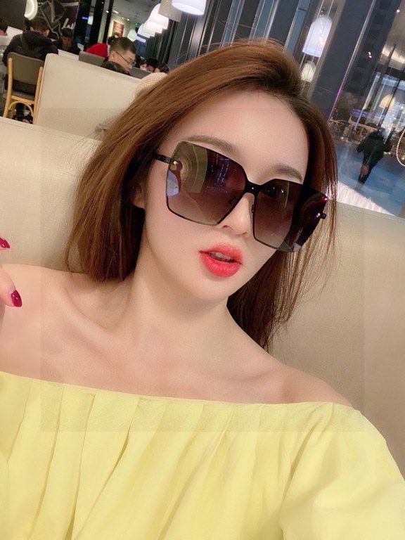 [miumiu polarized]  2022 new   fashionable and elegant sunglasses for women sunglasses   to create a calm frame, the classic version of the combination of the new creative   inadvertently radiate a superb and extraordina