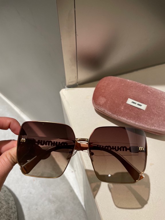 miumiu [tr polarized series].23 New Polarized Sunglasses Style .The classic square frame design is not picky about face shape, and it is very elegant whether it is paired with a coat or a dress.Polarized lenses prevent u