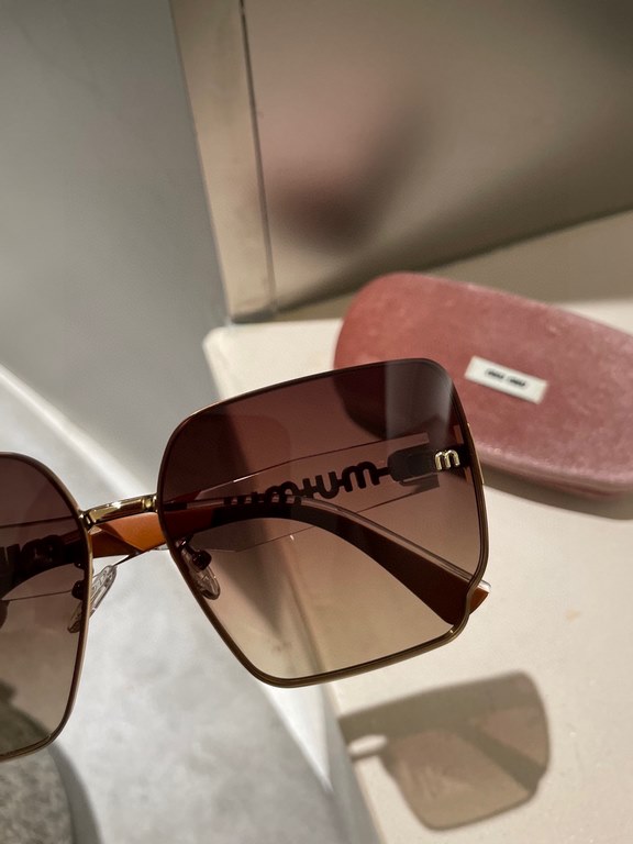 miumiu [tr polarized series].23 New Polarized Sunglasses Style .The classic square frame design is not picky about face shape, and it is very elegant whether it is paired with a coat or a dress.Polarized lenses prevent u