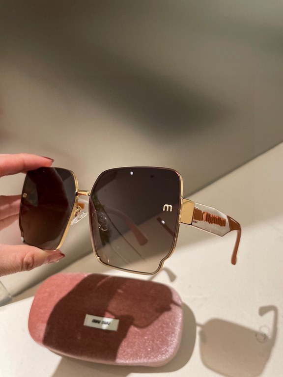 miumiu [tr polarized series].23 New Polarized Sunglasses Style .The classic square frame design is not picky about face shape, and it is very elegant whether it is paired with a coat or a dress.Polarized lenses prevent u