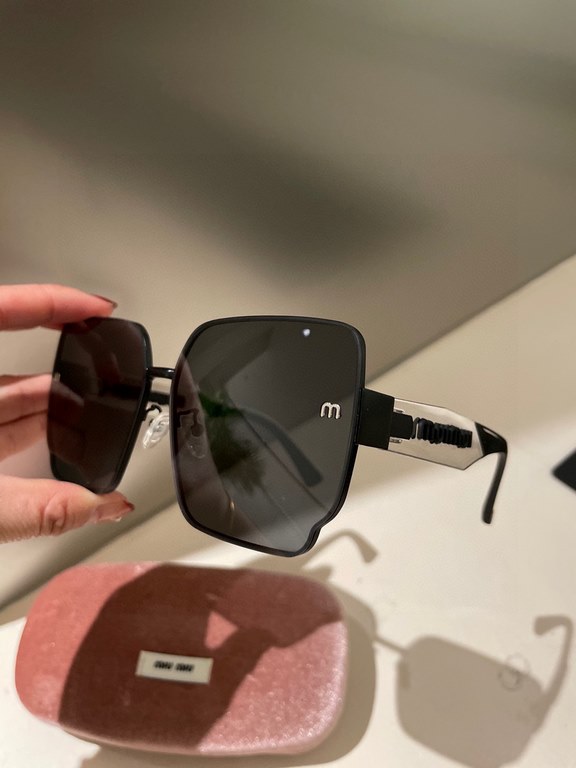 miumiu [tr polarized series].23 New Polarized Sunglasses Style .The classic square frame design is not picky about face shape, and it is very elegant whether it is paired with a coat or a dress.Polarized lenses prevent u