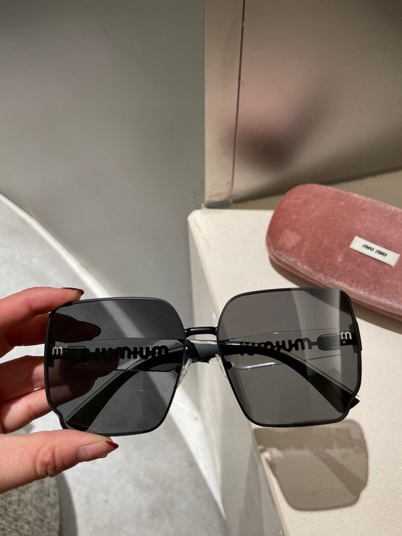 miumiu [tr polarized series].23 New Polarized Sunglasses Style .The classic square frame design is not picky about face shape, and it is very elegant whether it is paired with a coat or a dress.Polarized lenses prevent u