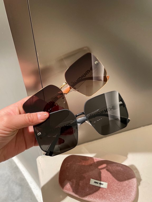 miumiu [tr polarized series].23 New Polarized Sunglasses Style .The classic square frame design is not picky about face shape, and it is very elegant whether it is paired with a coat or a dress.Polarized lenses prevent u