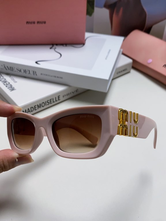 MIUMIU sunglasses are salty and sweet!!!! Love it so much!How can beautiful women not have a pair of good-looking sunglassesThis style of sunglasses is really nice!The miumiulogo on both sides is very chic!The shape is a