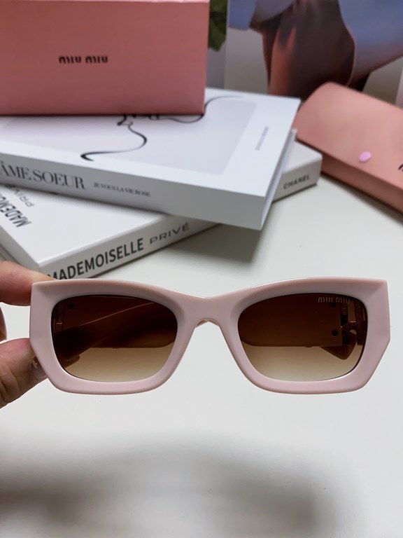 MIUMIU sunglasses are salty and sweet!!!! Love it so much!How can beautiful women not have a pair of good-looking sunglassesThis style of sunglasses is really nice!The miumiulogo on both sides is very chic!The shape is a