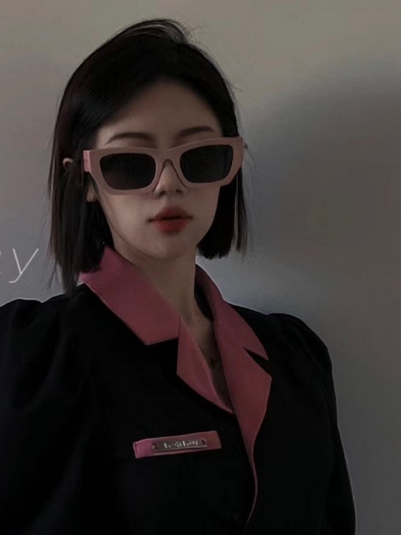 MIUMIU sunglasses are salty and sweet!!!! Love it so much!How can beautiful women not have a pair of good-looking sunglassesThis style of sunglasses is really nice!The miumiulogo on both sides is very chic!The shape is a