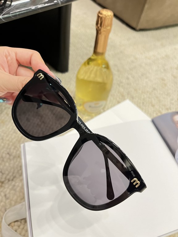 Miumiu 2024 on the new  The classic pop-up circle shape is here! Summer travel must have sunscreen cover face Max ~