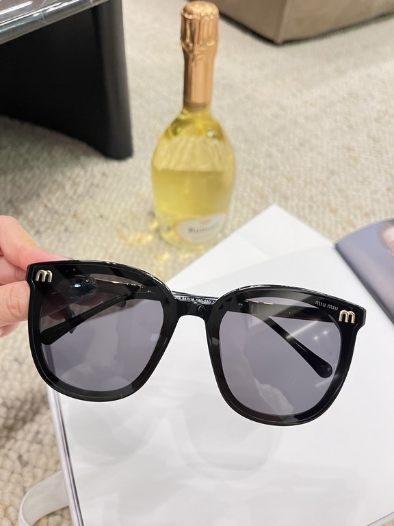 Miumiu 2024 on the new  The classic pop-up circle shape is here! Summer travel must have sunscreen cover face Max ~