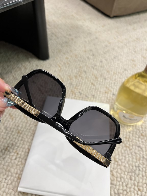 Miumiu 2024 on the new  Classic pop-up plate large square frame Versatile and not picky Summer travel must have sunscreen cover face Max ~