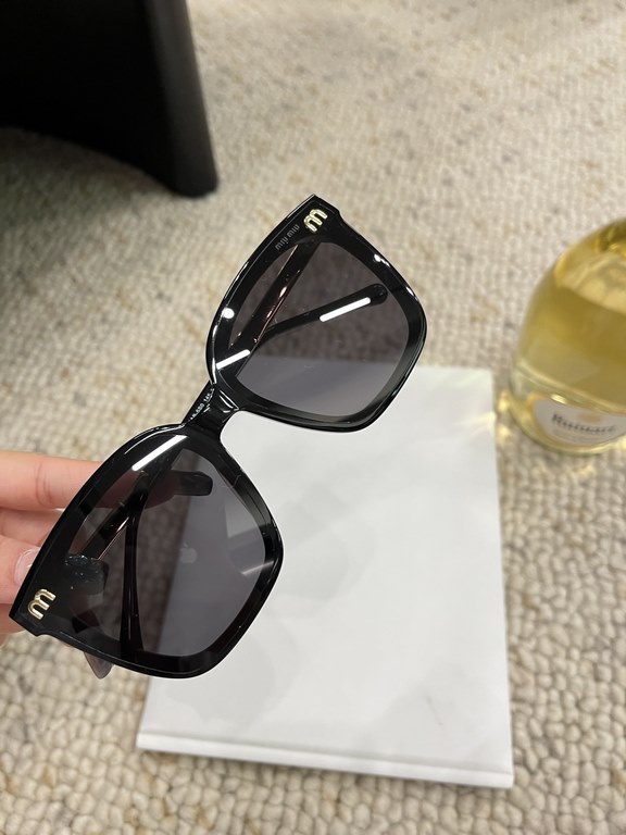 Miumiu 2024 on the new  Classic pop-up plate large square frame Versatile and not picky Summer travel must have sunscreen cover face Max ~