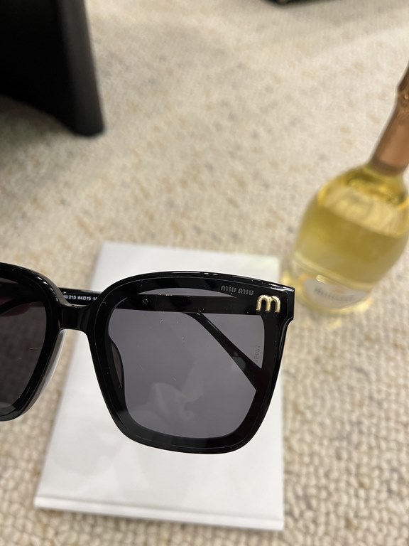 Miumiu 2024 on the new  Classic pop-up plate large square frame Versatile and not picky Summer travel must have sunscreen cover face Max ~