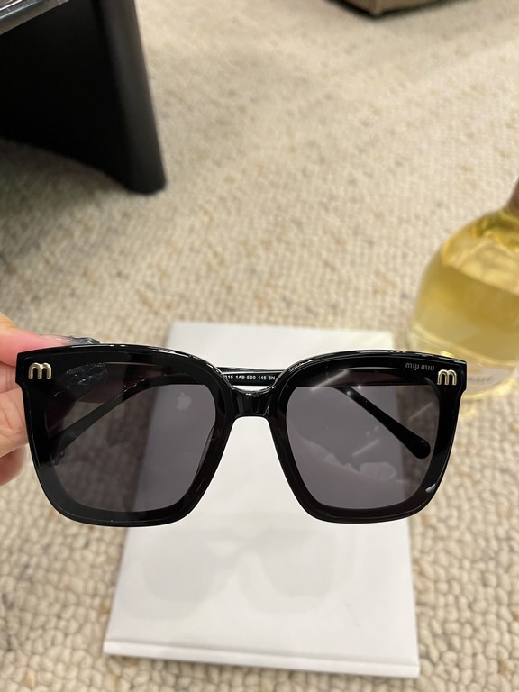 Miumiu 2024 on the new  Classic pop-up plate large square frame Versatile and not picky Summer travel must have sunscreen cover face Max ~