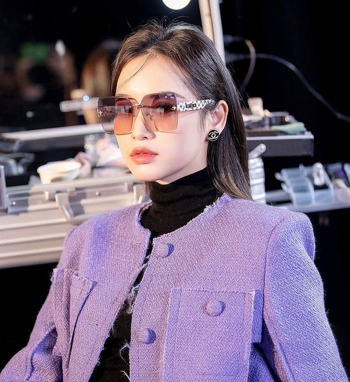 MIUMIU  Miu Miu    2023 spring new models   shiny new models bright debut     sunglasses tide fine personality design simple fashion counter quality worth having absolutely tide explosion Enhance the personal taste of th