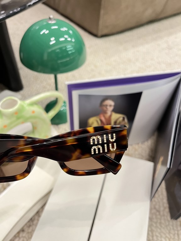 Today's collection of miumiu girls  【SMU 09S】 Drill legs blingbling～Cat eye frame type cool son Vacation gods