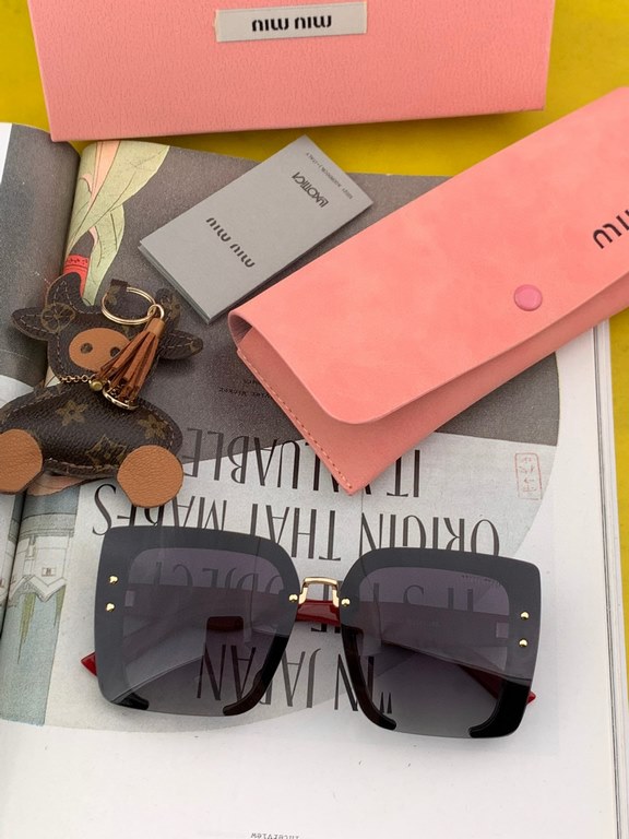 MIUMIU  Miu Miu    2023 spring new models   shiny new models bright debut     sunglasses tide fine personality design simple fashion counter quality worth having absolutely tide explosion Enhance the personal taste of th