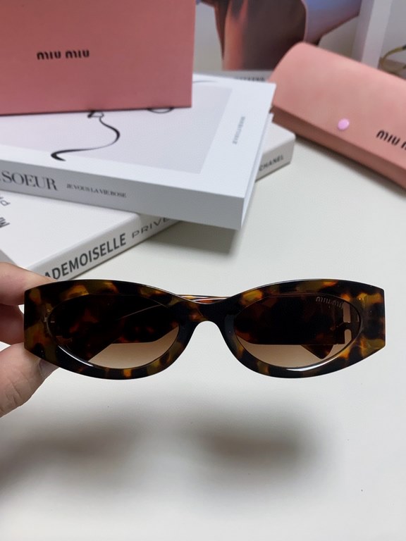 Tall version of the big logo 11WMIUMIU sunglasses are salty and sweet!!!! Love it so much!How can a beautiful woman not have a pair of good-looking sunglassesThis style of sunglasses is really nice!The miumiulogo on both