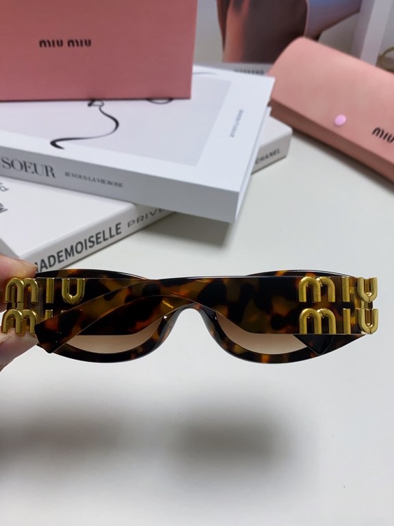 Tall version of the big logo 11WMIUMIU sunglasses are salty and sweet!!!! Love it so much!How can a beautiful woman not have a pair of good-looking sunglassesThis style of sunglasses is really nice!The miumiulogo on both