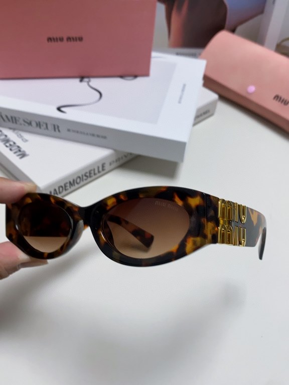 Tall version of the big logo 11WMIUMIU sunglasses are salty and sweet!!!! Love it so much!How can a beautiful woman not have a pair of good-looking sunglassesThis style of sunglasses is really nice!The miumiulogo on both