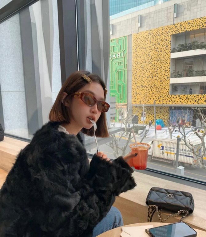 Tall version of the big logo 11WMIUMIU sunglasses are salty and sweet!!!! Love it so much!How can a beautiful woman not have a pair of good-looking sunglassesThis style of sunglasses is really nice!The miumiulogo on both