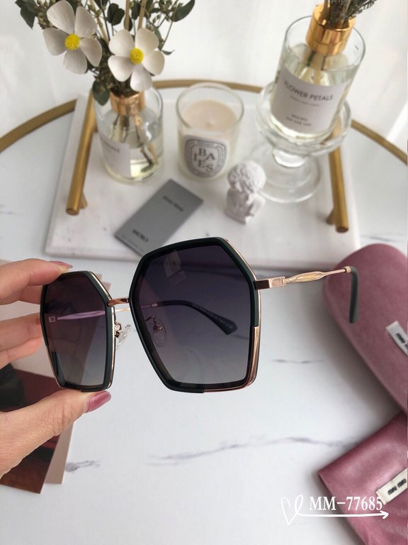 . [miu miu-miumiu] . [Polaroid Resin Polarized Lenses] . [TR90 frames are lightweight and comfortable to wear]  . . [size 59-16-140,]. . [Original sealed packaging    2022 new sunglasses to reduce the burden of glare, bl