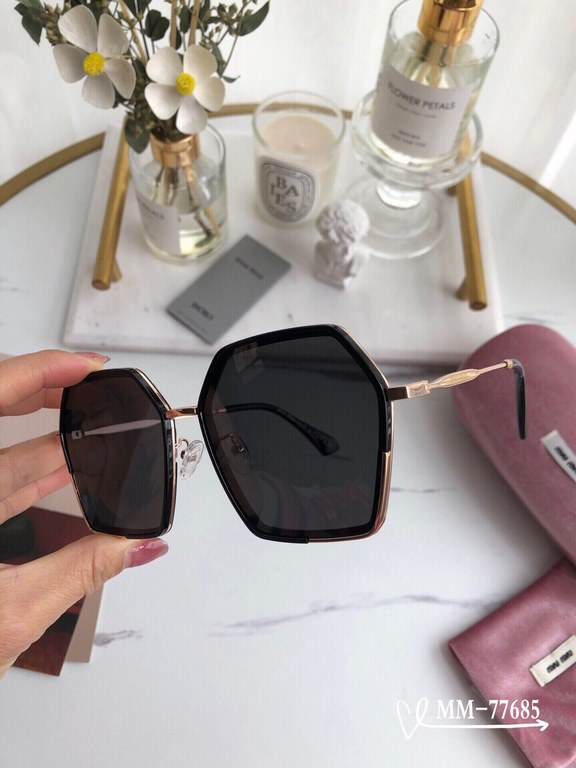 . [miu miu-miumiu] . [Polaroid Resin Polarized Lenses] . [TR90 frames are lightweight and comfortable to wear]  . . [size 59-16-140,]. . [Original sealed packaging    2022 new sunglasses to reduce the burden of glare, bl