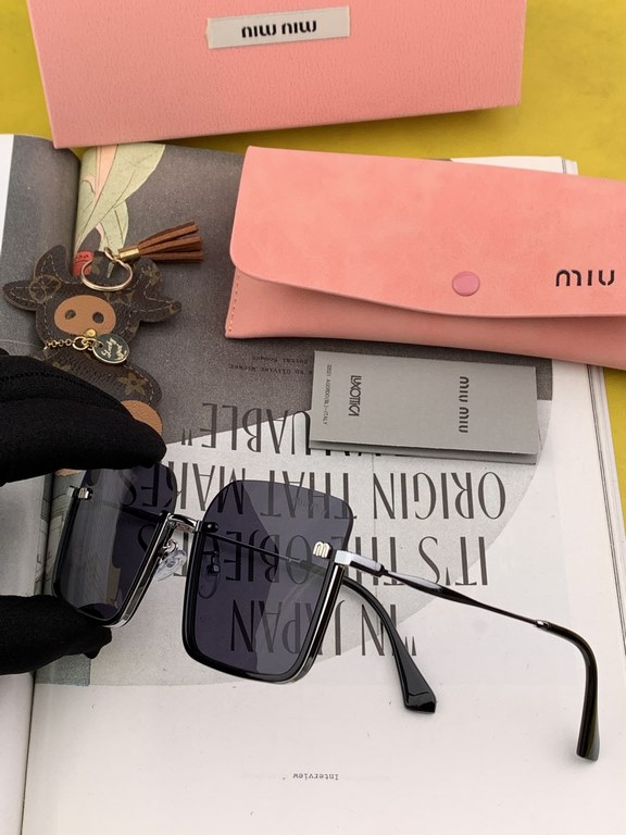 [miumiu polarized]   new   fashionable and elegant sunglasses for women Sunglasses   to create a calm frame, the classic version of the combination of the new creative   inadvertently radiate a superb and extraordinary l