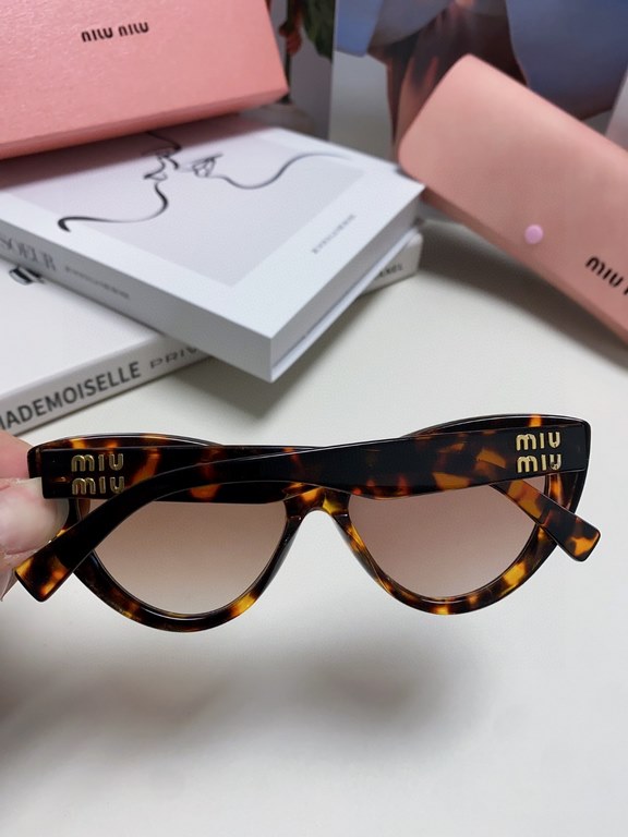 miumiu miu miu cat eye sunglasses, exquisite MiuMiu small logo, each big netroots blogger recommended!