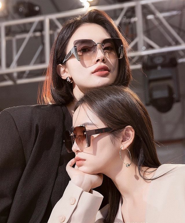 MIUMIU  Miu Miu    2023 spring new models   shiny new models bright debut     sunglasses tide fine personality design simple fashion counter quality worth having absolutely tide explosion Enhance the personal taste of th