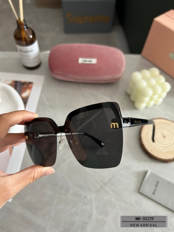 . [miu miu-miumiu] . [Polaroid Resin Polarized Lenses]  . . [Polaroid Resin Polarized Lenses] . [size 57-17-148,]. . [New sunglasses to reduce the burden of glare, blocking harmful rays of radiation,   travel and tourism