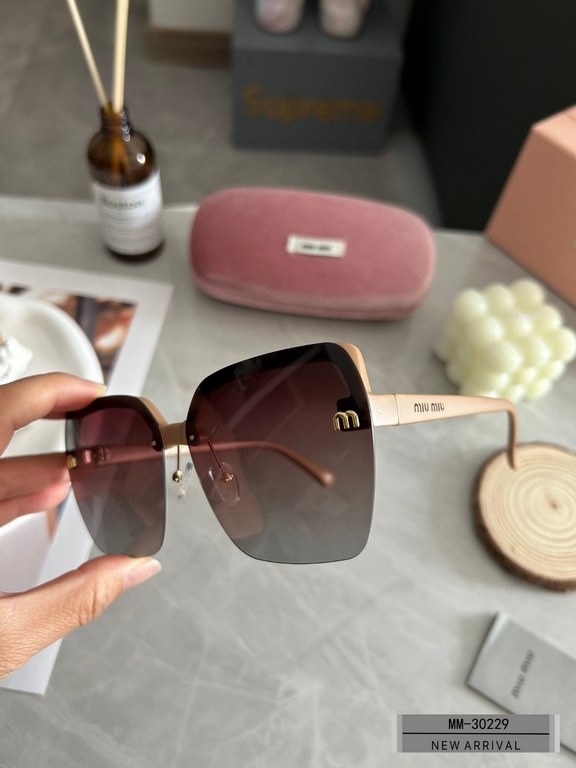 . [miu miu-miumiu] . [Polaroid Resin Polarized Lenses]  . . [Polaroid Resin Polarized Lenses] . [size 57-17-148,]. . [New sunglasses to reduce the burden of glare, blocking harmful rays of radiation,   travel and tourism