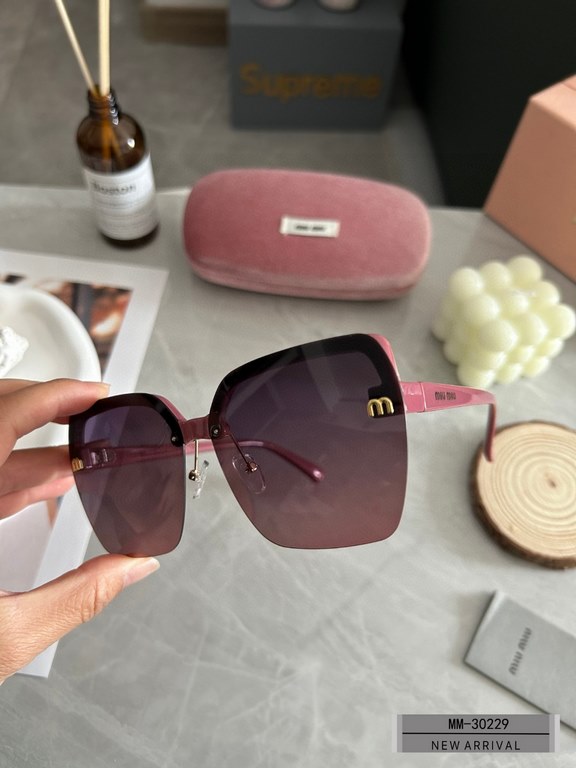 . [miu miu-miumiu] . [Polaroid Resin Polarized Lenses]  . . [Polaroid Resin Polarized Lenses] . [size 57-17-148,]. . [New sunglasses to reduce the burden of glare, blocking harmful rays of radiation,   travel and tourism