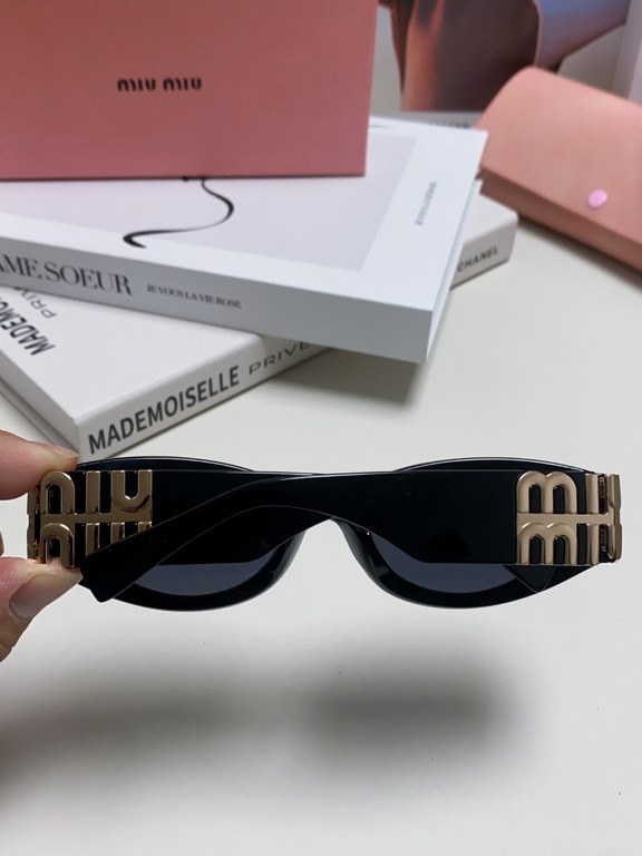 Tall version of the big logo 11WMIUMIU sunglasses are salty and sweet!!!! Love it so much!How can a beautiful woman not have a pair of good-looking sunglassesThis style of sunglasses is really nice!The miumiulogo on both