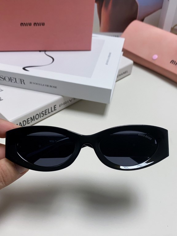 Tall version of the big logo 11WMIUMIU sunglasses are salty and sweet!!!! Love it so much!How can a beautiful woman not have a pair of good-looking sunglassesThis style of sunglasses is really nice!The miumiulogo on both