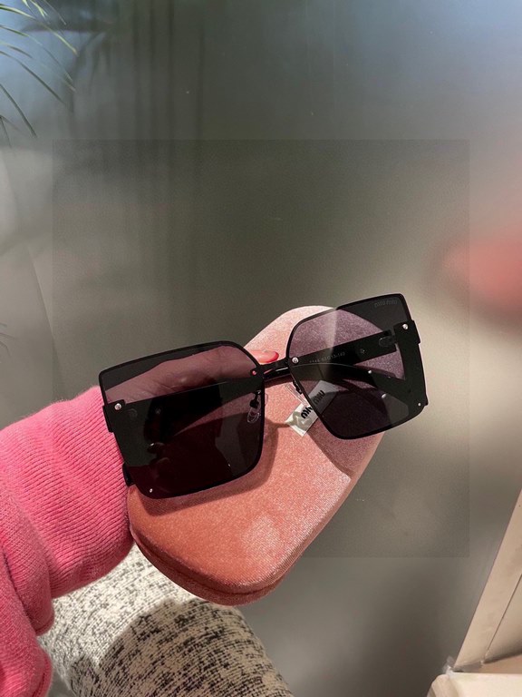 Pmiumiu [tr polarized series].2023 New Polarized Sunglasses Style Multi .The classic square frame design is not picky about face shape, and it is very elegant whether it is paired with a coat or a dress.Polarized Sunglas