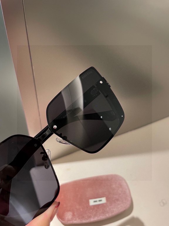 Pmiumiu [tr polarized series].2023 New Polarized Sunglasses Style Multi .The classic square frame design is not picky about face shape, and it is very elegant whether it is paired with a coat or a dress.Polarized Sunglas