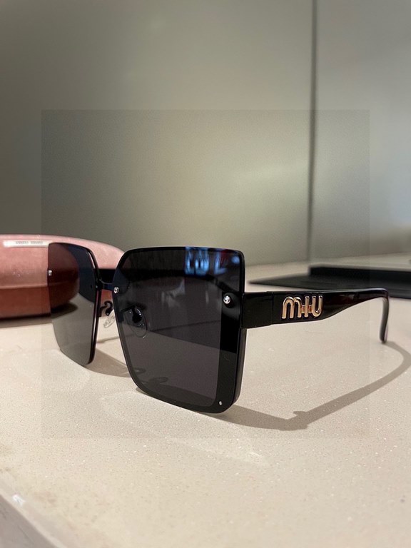 Pmiumiu [tr polarized series].2023 New Polarized Sunglasses Style Multi .The classic square frame design is not picky about face shape, and it is very elegant whether it is paired with a coat or a dress.Polarized Sunglas