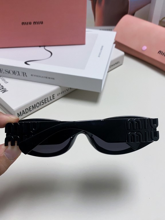 Tall version of the big logo 11WMIUMIU sunglasses are salty and sweet!!!! Love it so much!How can a beautiful woman not have a pair of good-looking sunglassesThis style of sunglasses is really nice!The miumiulogo on both