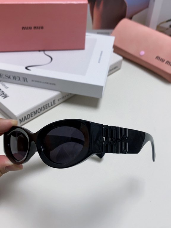 Tall version of the big logo 11WMIUMIU sunglasses are salty and sweet!!!! Love it so much!How can a beautiful woman not have a pair of good-looking sunglassesThis style of sunglasses is really nice!The miumiulogo on both