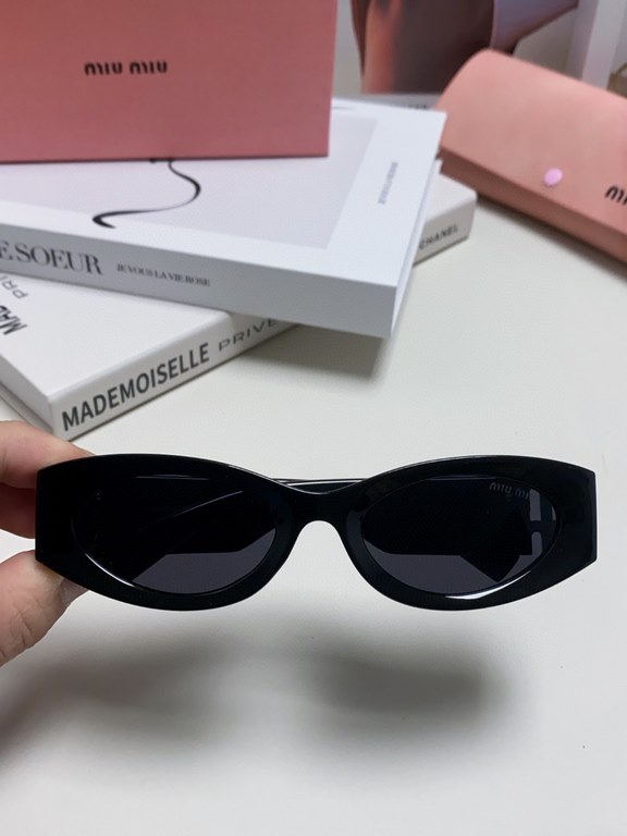 Tall version of the big logo 11WMIUMIU sunglasses are salty and sweet!!!! Love it so much!How can a beautiful woman not have a pair of good-looking sunglassesThis style of sunglasses is really nice!The miumiulogo on both