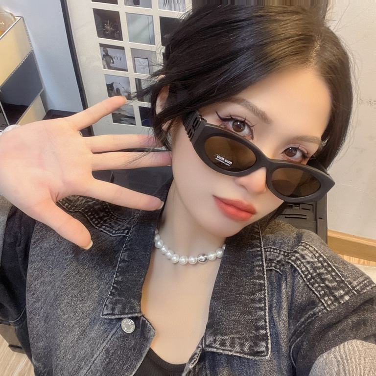 Tall version of the big logo 11WMIUMIU sunglasses are salty and sweet!!!! Love it so much!How can a beautiful woman not have a pair of good-looking sunglassesThis style of sunglasses is really nice!The miumiulogo on both