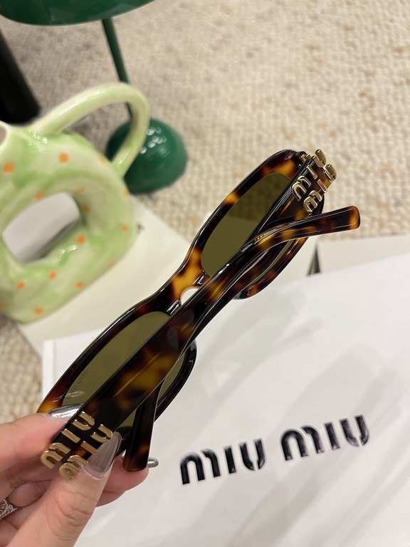 Today's collection of miumiu girls  SMU 08ZS] Drill leg bling bling~!Super cool small square sunglasses