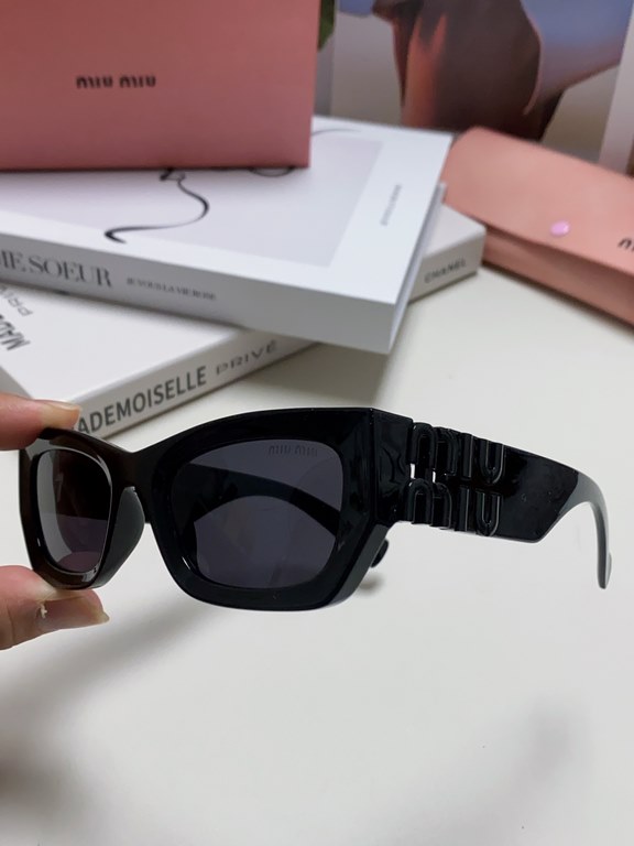 MIUMIU sunglasses are salty and sweet!!!! Love it so much!How can beautiful women not have a pair of good-looking sunglassesThis style of sunglasses is really nice!The miumiulogo on both sides is very chic!The shape is a