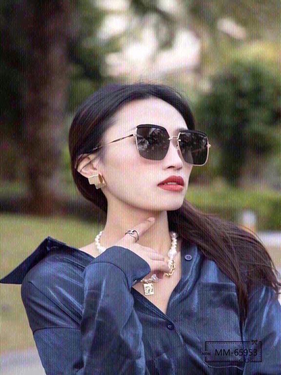 . [miu miu-miumiu] . [Polaroid Resin Polarized Lens] . [TR90 frames are lightweight and comfortable to wear]  . . [size 60-16-140,]. . [Original sealed packaging    2021 new sunglasses to reduce the burden of glare, bloc