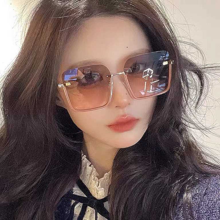 [miumiu polarized]   new   fashionable and elegant sunglasses for women Sunglasses   to create a calm frame, the classic version of the combination of the new creative   inadvertently radiate a superb and extraordinary l