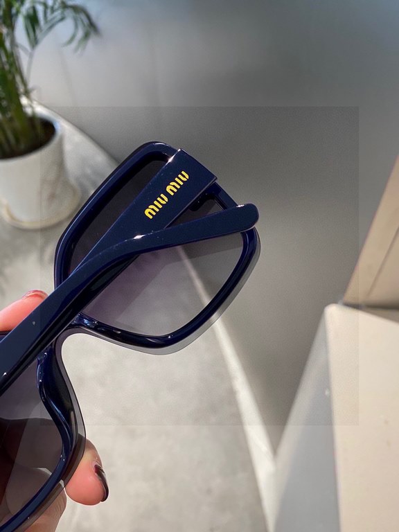 [miumiu polarized]  2022 new   fashionable and elegant sunglasses for women sunglasses   to create a calm frame, the classic version of the combination of the new creative   inadvertently radiate a superb and extraordina