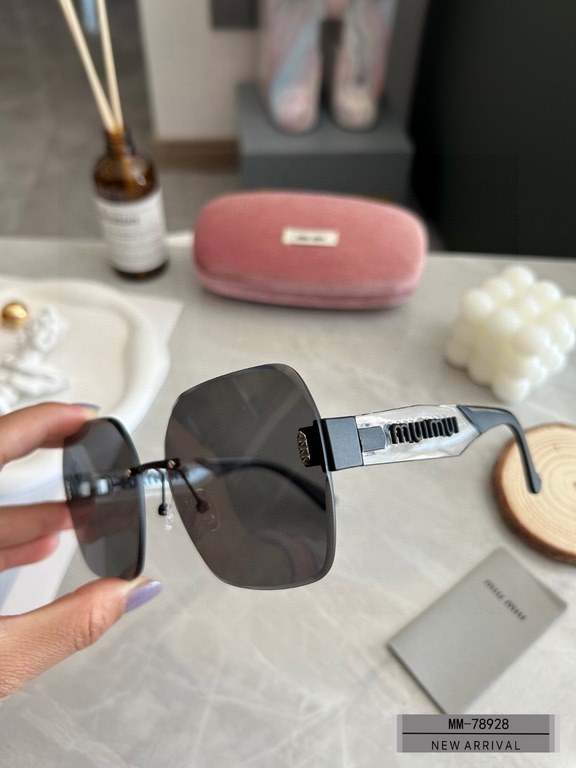 . [Italian fallacy-miumiu] . [Polaroid Resin Polarized Lenses]  . . [TR90 frames are lightweight and comfortable to wear]  . . [size 63-16-147, ] . [ Original sealed packaging 23 new sunglasses to reduce the burden of gl