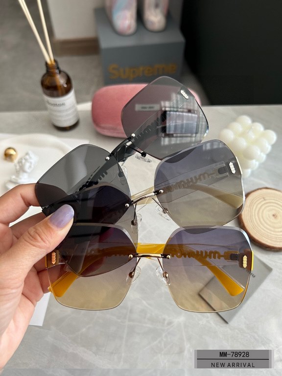 . [Italian fallacy-miumiu] . [Polaroid Resin Polarized Lenses]  . . [TR90 frames are lightweight and comfortable to wear]  . . [size 63-16-147, ] . [ Original sealed packaging 23 new sunglasses to reduce the burden of gl