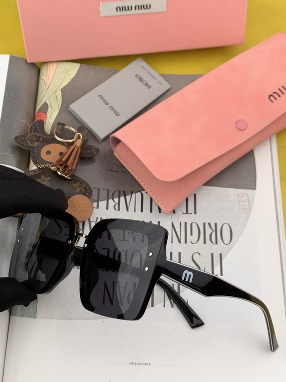 MIUMIU  Miu Miu    2022 spring new models   shiny new models bright debut     sunglasses tide fine personality design simple fashion counter quality worth having absolutely tide explosion Enhance the personal taste of th