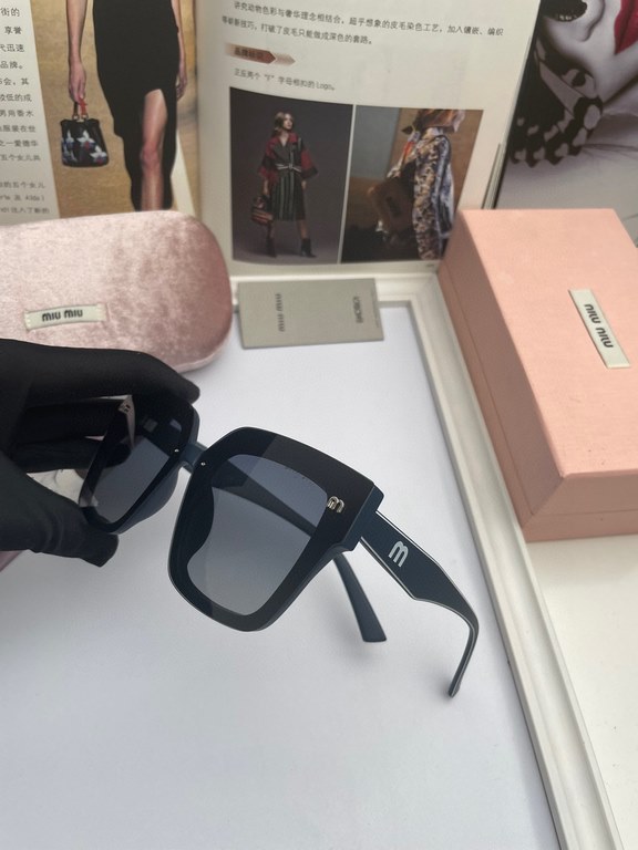 . Brand,   Miu Miu miumiu women with the same original single polarized sunglasses   TR90 slice frame   Imported Polaroid HD polarized lenses. Large frame fashion sunglasses  , high-end mirror leg design, the quality is 