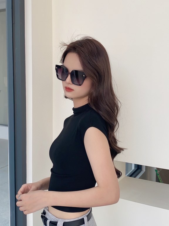 . Brand,   Miu Miu miumiu women with the same original single polarized sunglasses   TR90 slice frame   Imported Polaroid HD polarized lenses. Large frame fashion sunglasses  , high-end mirror leg design, the quality is 